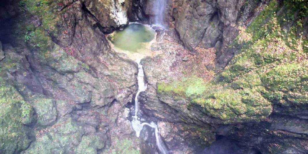 Bildiğiniz tüm mağaraları unutun: İçinden akan şelalesi ve derinliği fark atmaya yetiyor 5